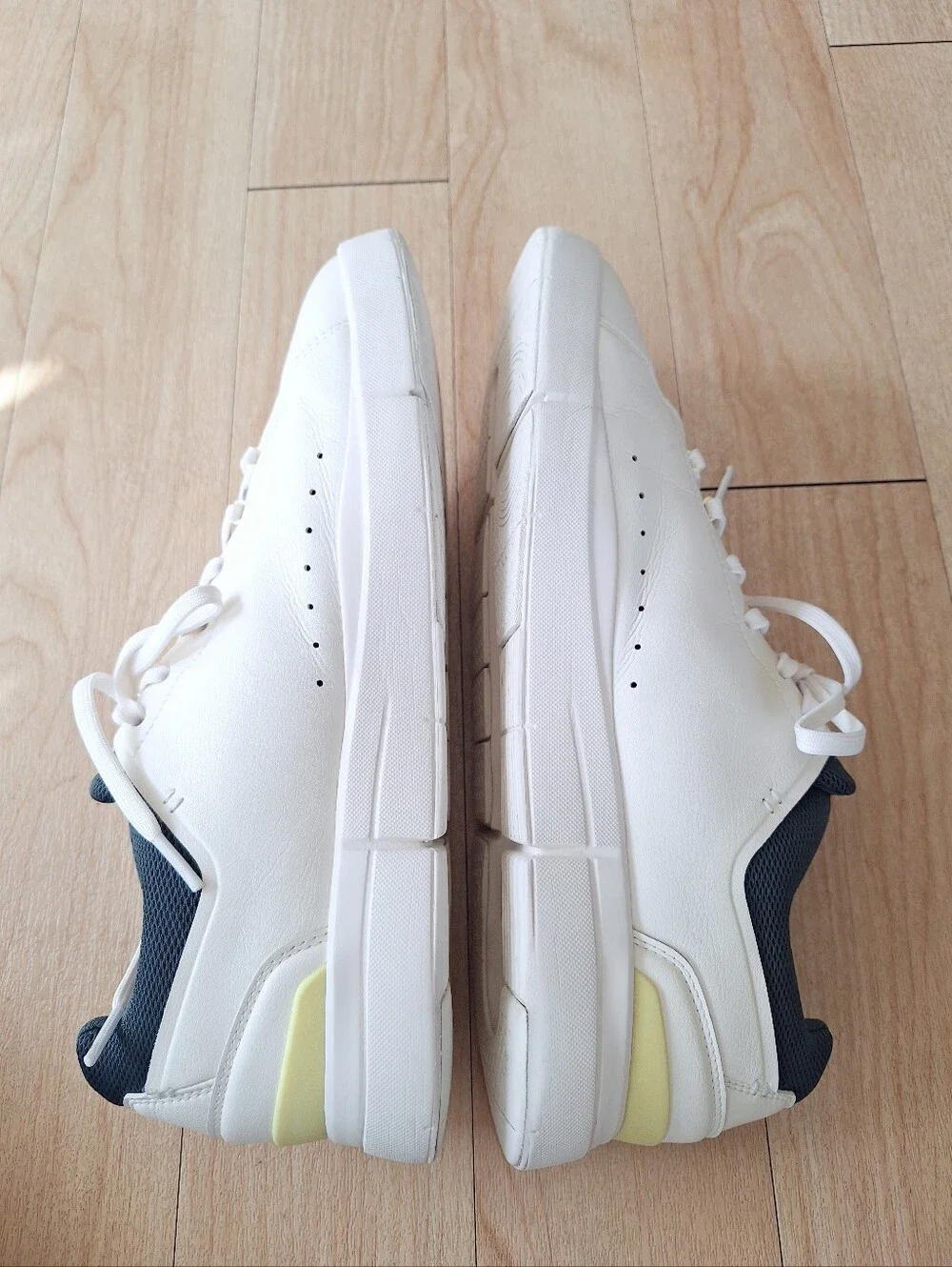 Mens 11 - On THE ROGER Advantage Ivory Evergreen Sneaker